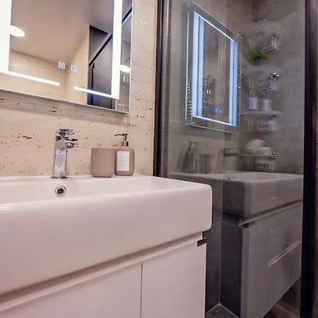 Elegant And Classic 2bd With Free Parking By Apartmax Апартаменты Варна