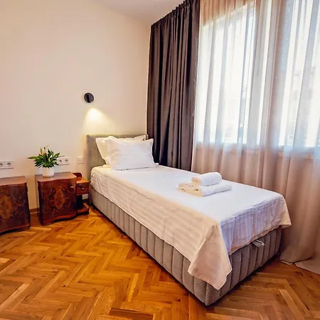 Апартаменты Elegant And Classic 2bd With Free Parking By Apartmax