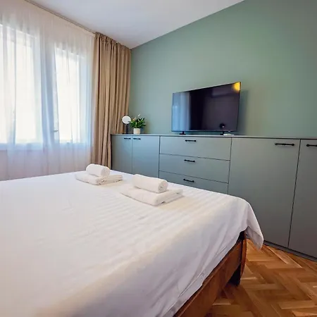 Elegant And Classic 2bd With Free Parking By Apartmax Апартаменты Варна